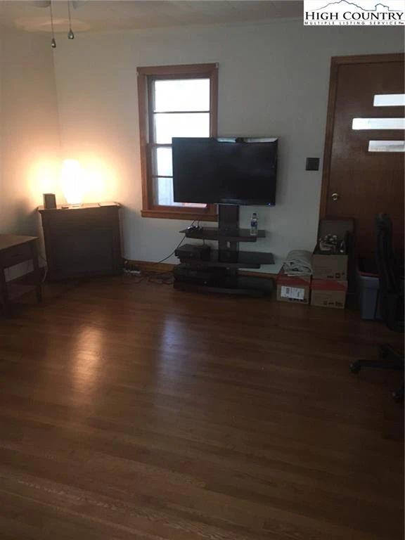 Image number 3 for the current listing