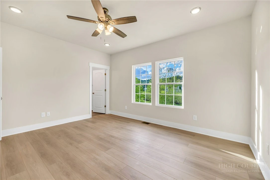 Image number 3 for the current listing