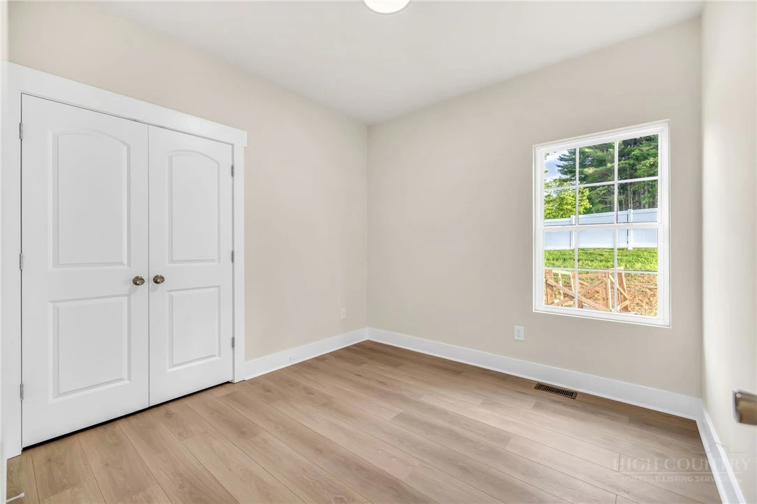 Image number 8 for the current listing