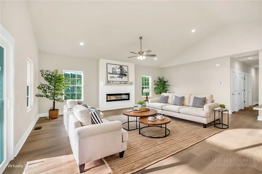 Image number 11 for the current listing