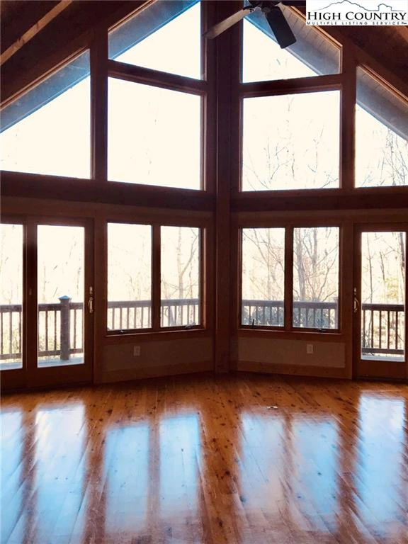 Image number 19 for the current listing