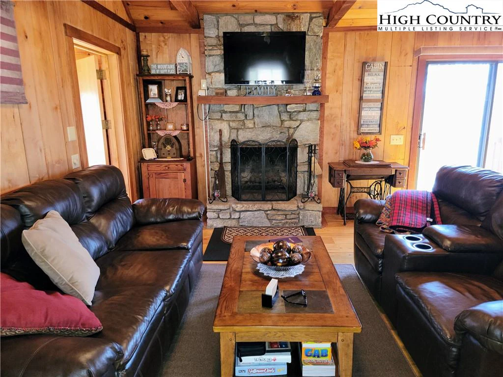Image number 28 for the current listing