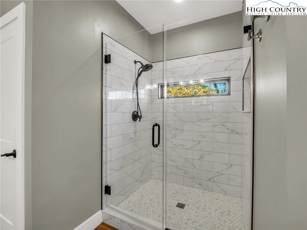 Image number 5 for the current listing