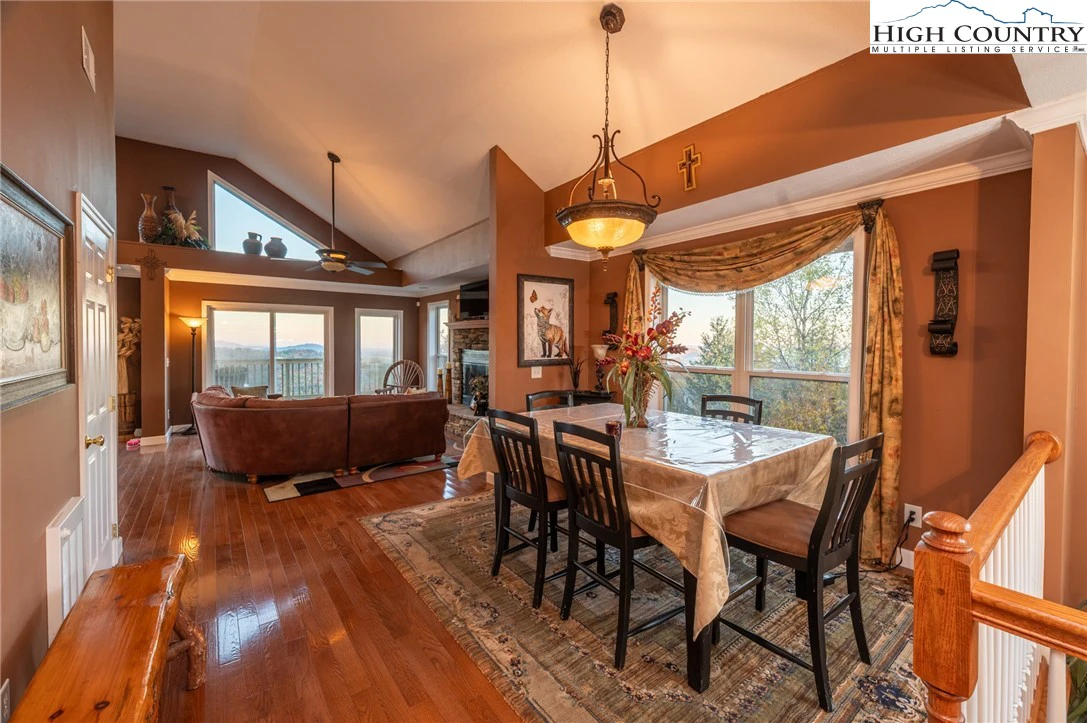 Image number 35 for the current listing