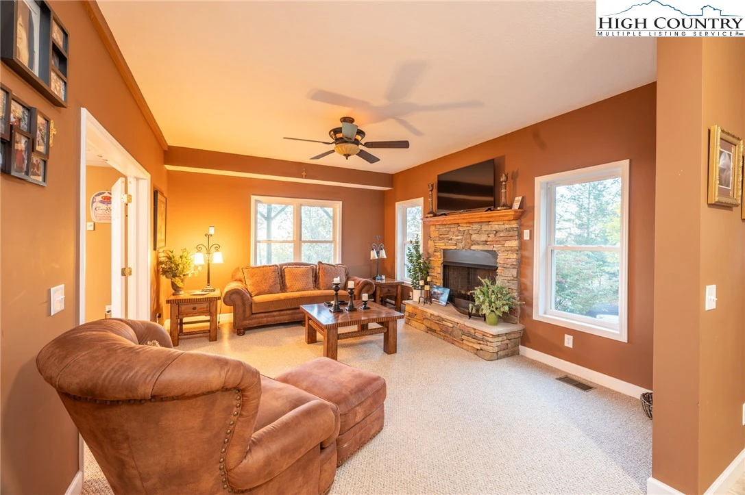 Image number 4 for the current listing