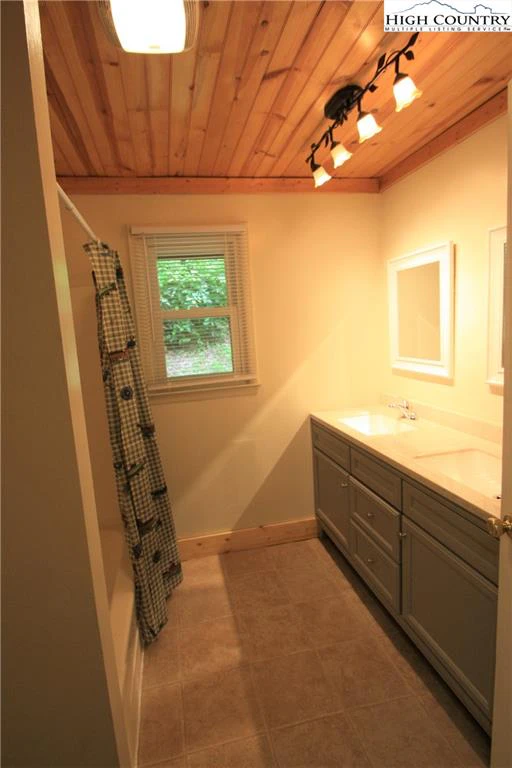 Image number 11 for the current listing