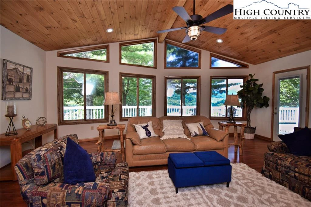 Image number 15 for the current listing