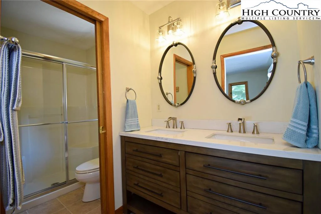Image number 9 for the current listing