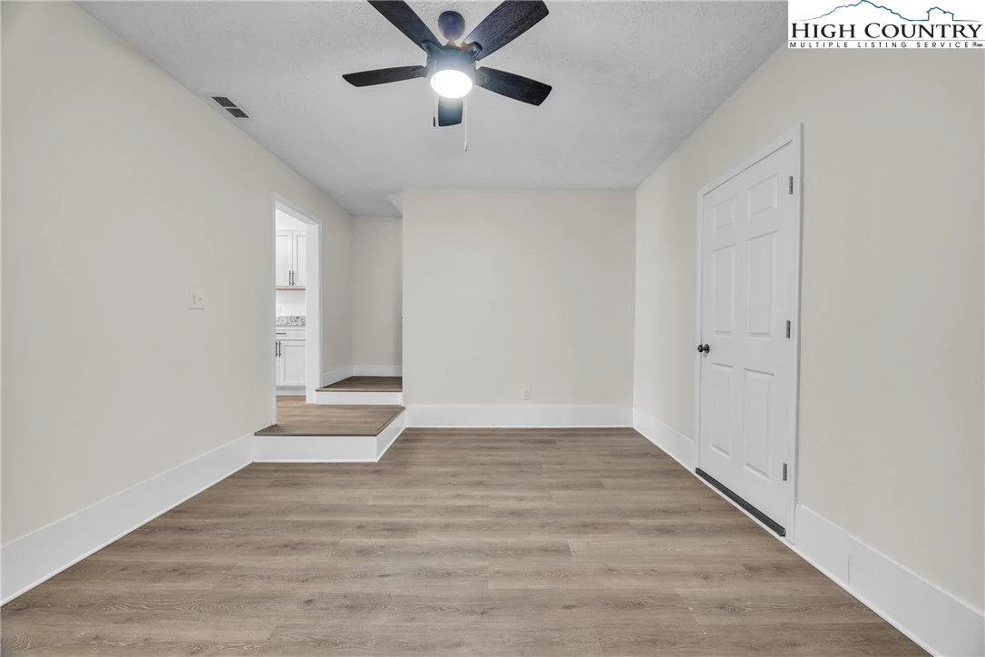 Image number 9 for the current listing