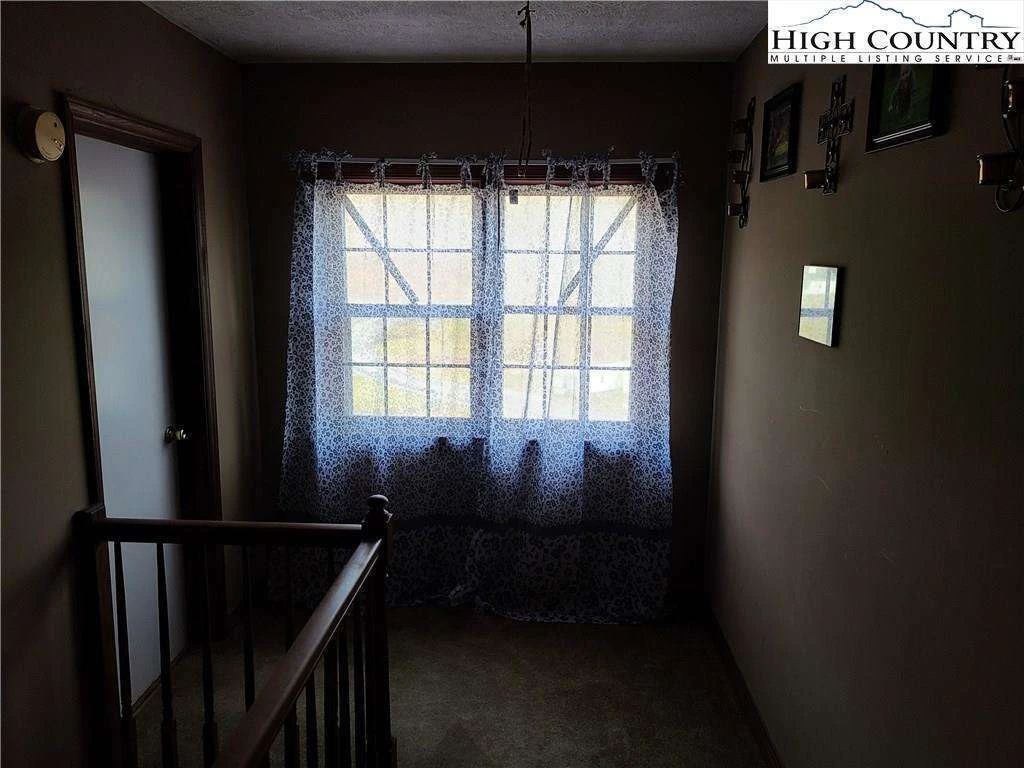 Image number 13 for the current listing
