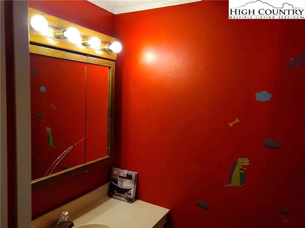 Image number 9 for the current listing