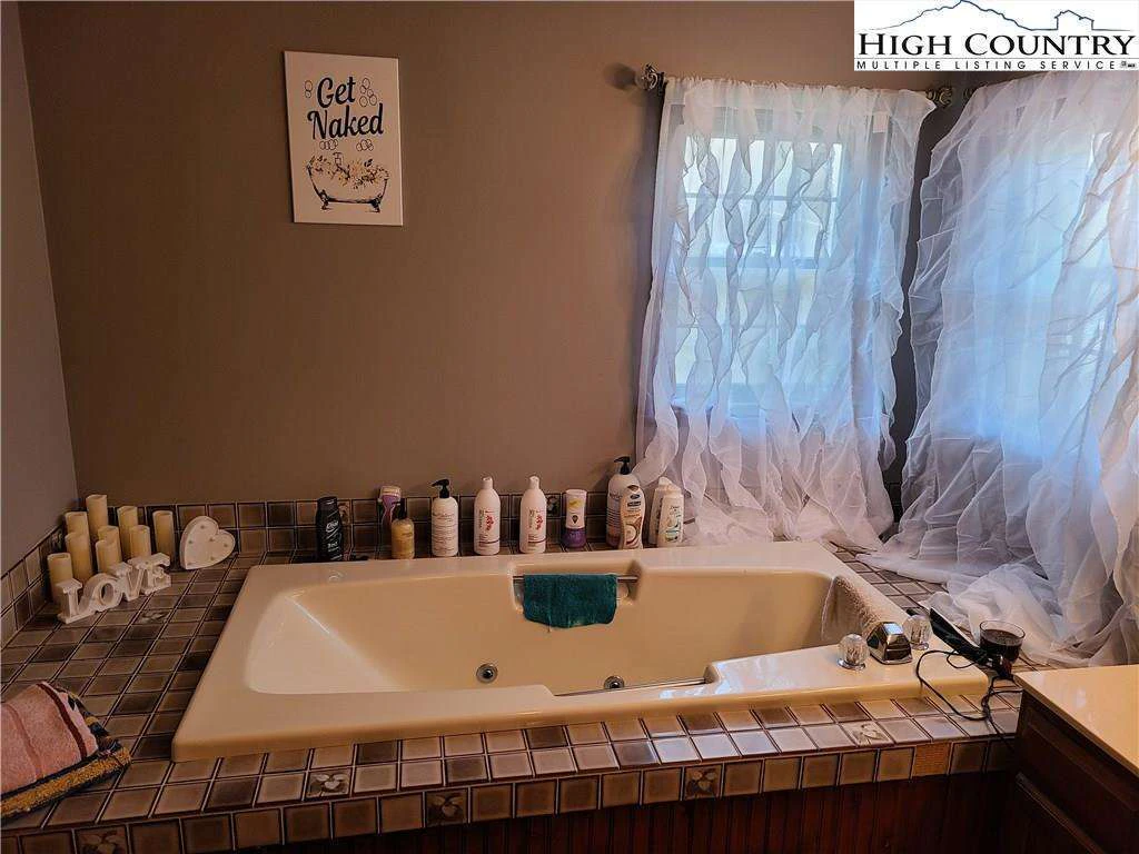 Image number 19 for the current listing