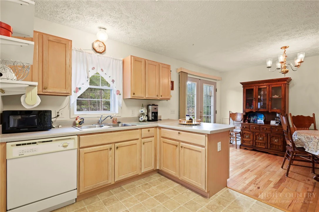 Image number 20 for the current listing