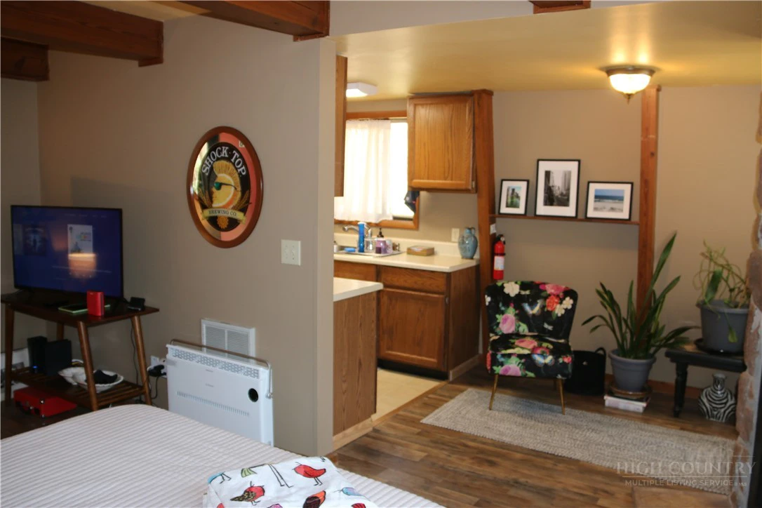 Image number 19 for the current listing
