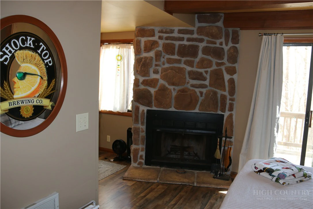 Image number 18 for the current listing