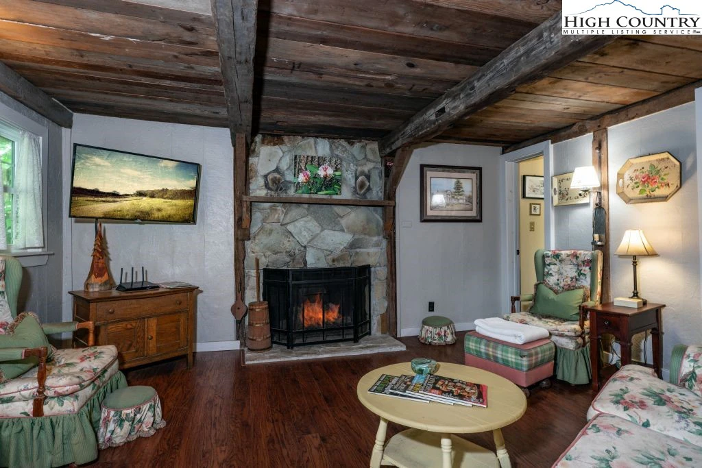 Image number 19 for the current listing