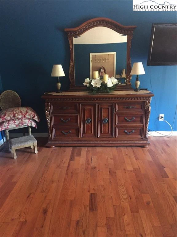 Image number 9 for the current listing