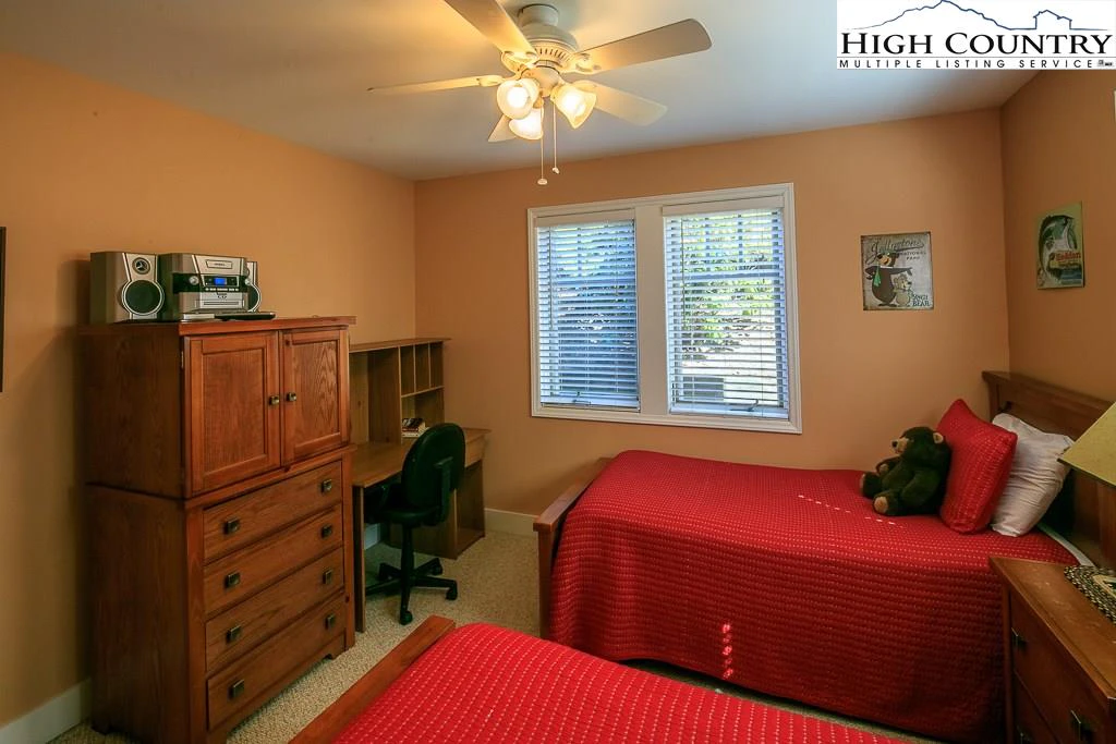 Image number 9 for the current listing