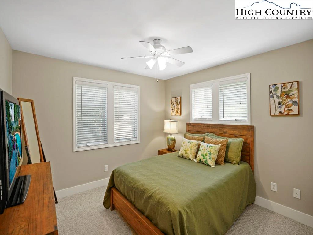Image number 2 for the current listing