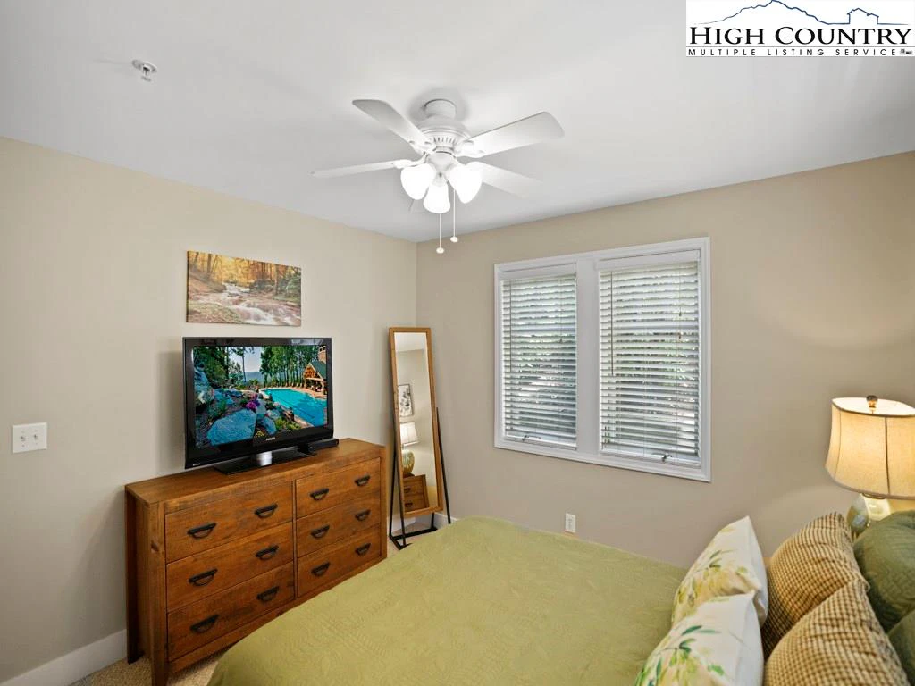 Image number 16 for the current listing