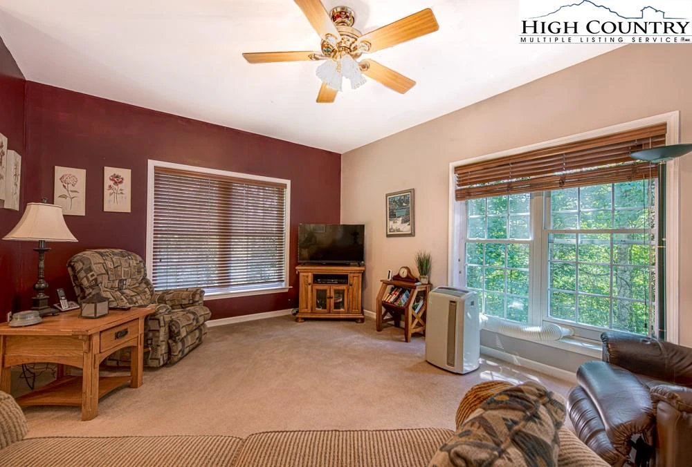 Image number 3 for the current listing