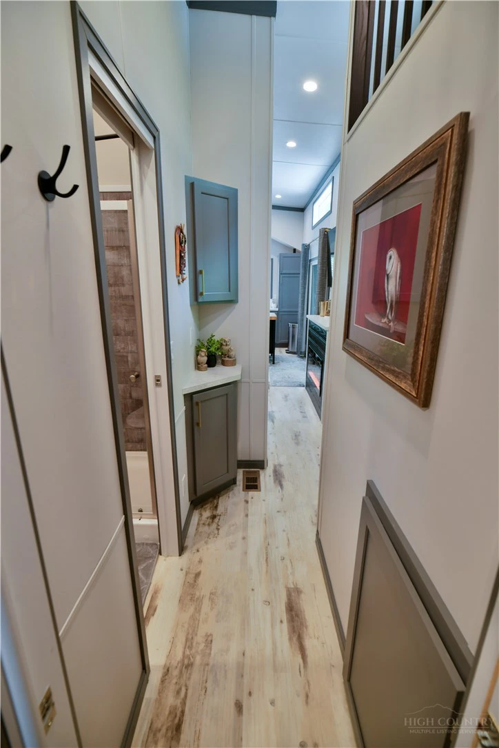 Image number 19 for the current listing