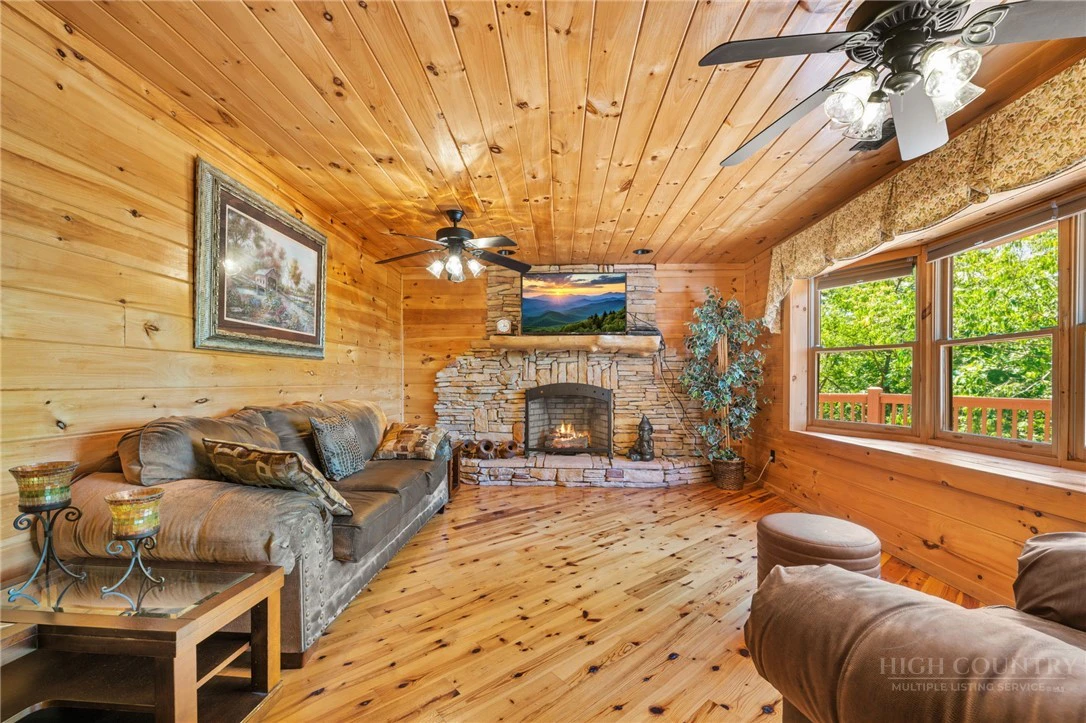 Image number 13 for the current listing