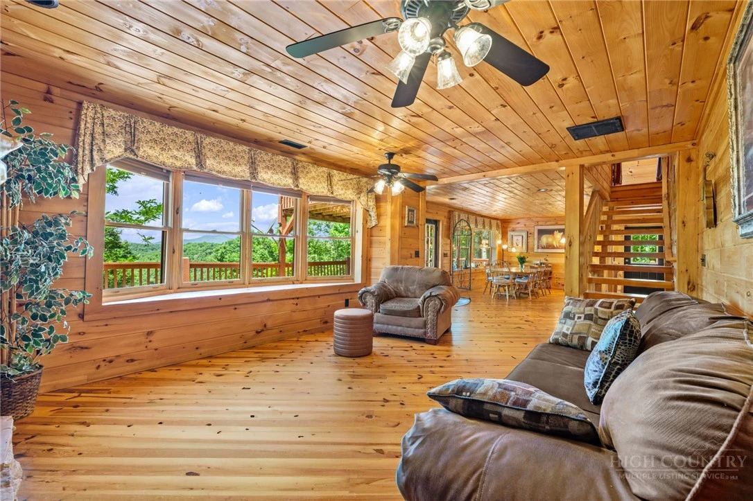 Image number 14 for the current listing
