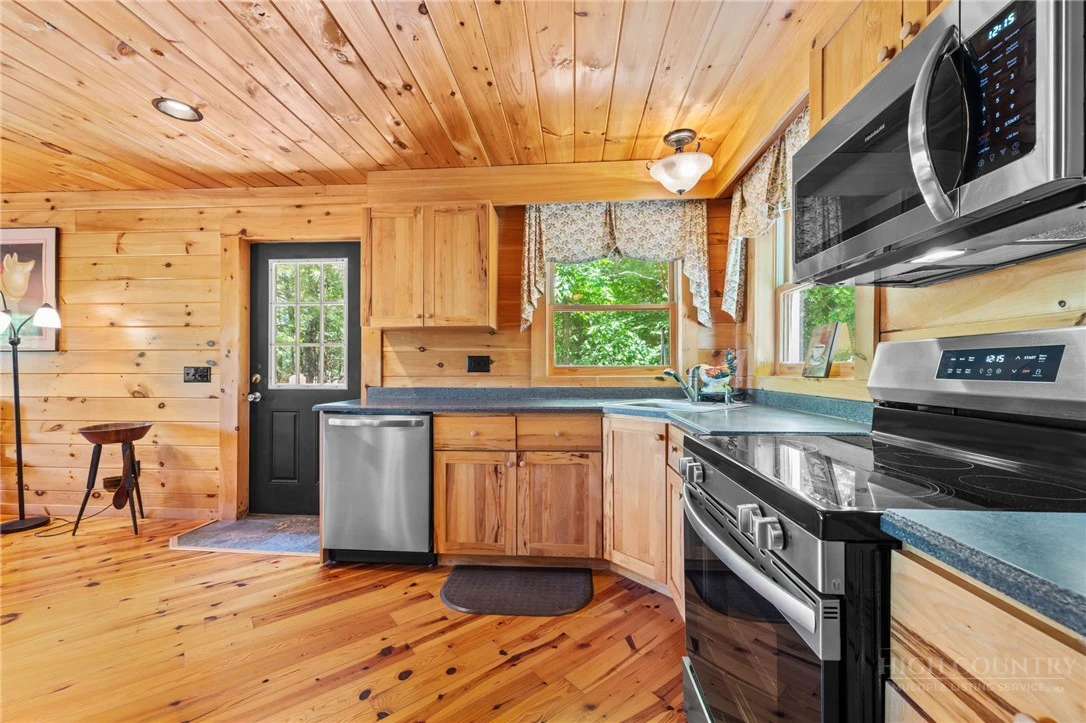Image number 18 for the current listing