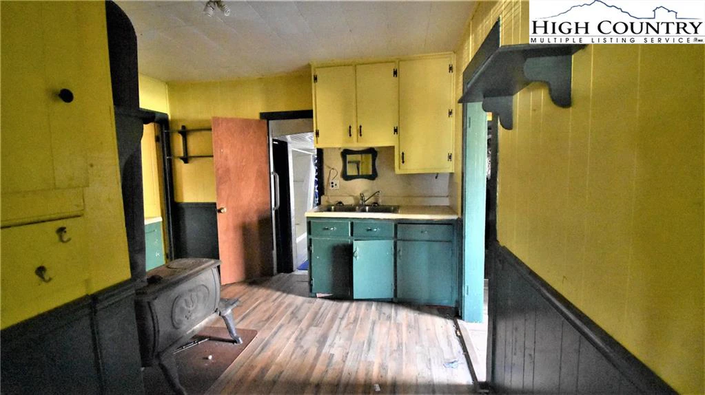 Image number 12 for the current listing