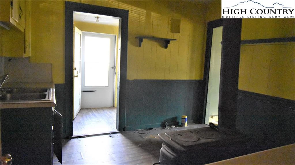 Image number 11 for the current listing