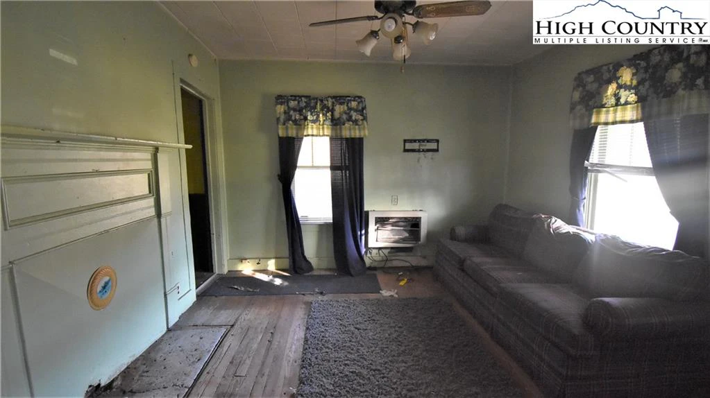 Image number 19 for the current listing