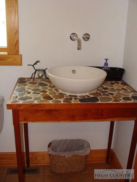 Image number 17 for the current listing