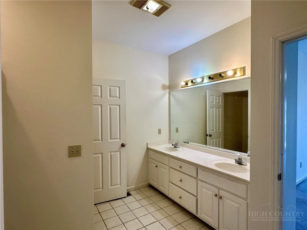 Image number 2 for the current listing