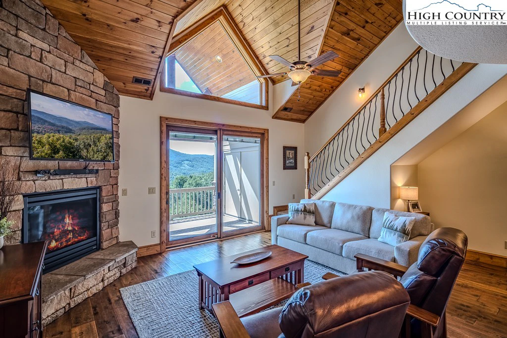 Image number 1 for the current listing