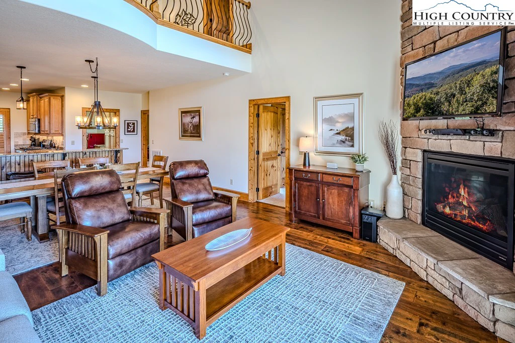 Image number 15 for the current listing