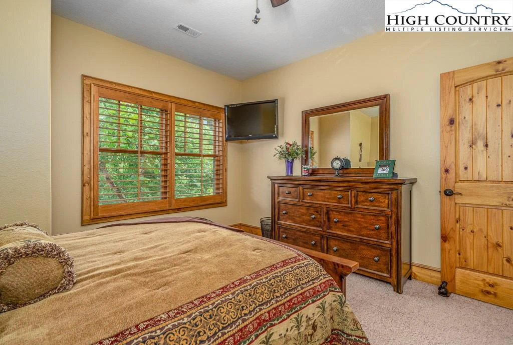 Image number 4 for the current listing