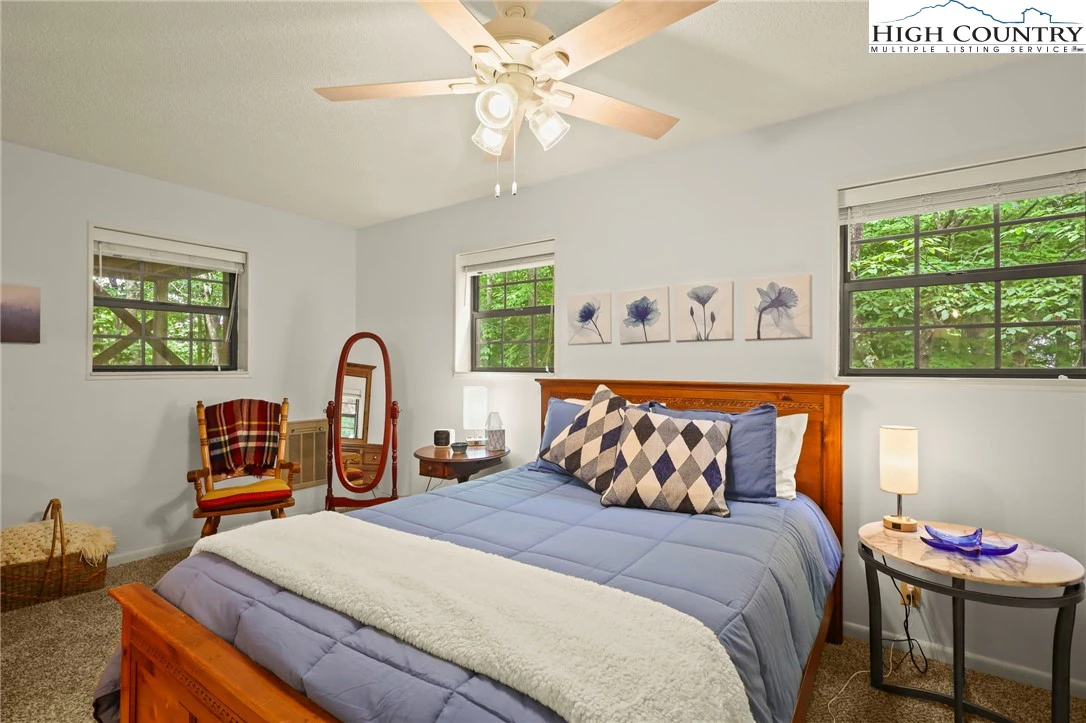 Image number 4 for the current listing