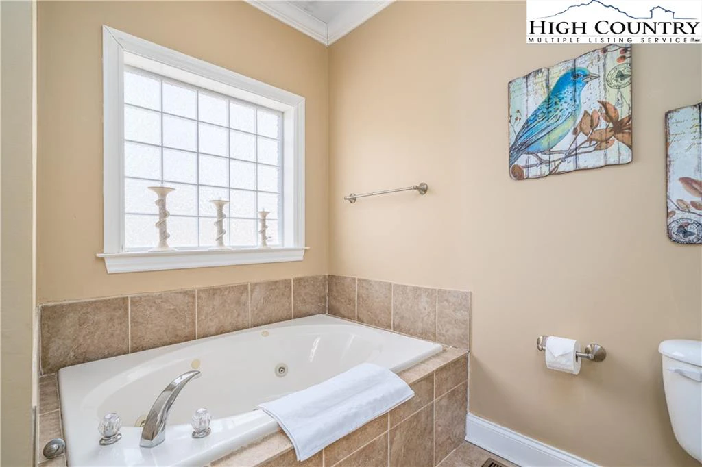 Image number 11 for the current listing