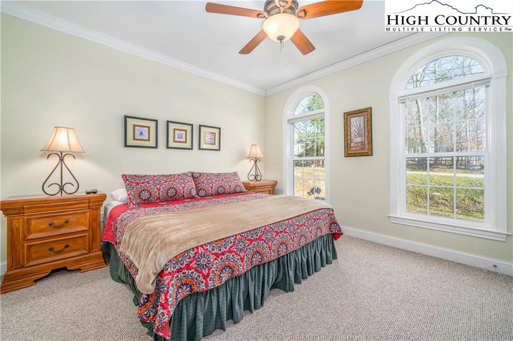 Image number 4 for the current listing