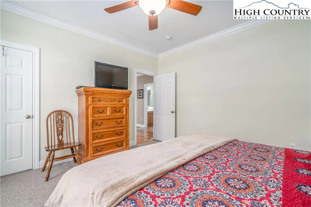 Image number 5 for the current listing
