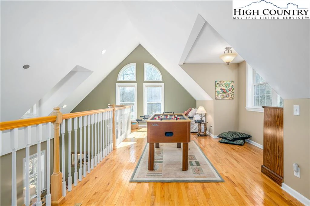 Image number 9 for the current listing