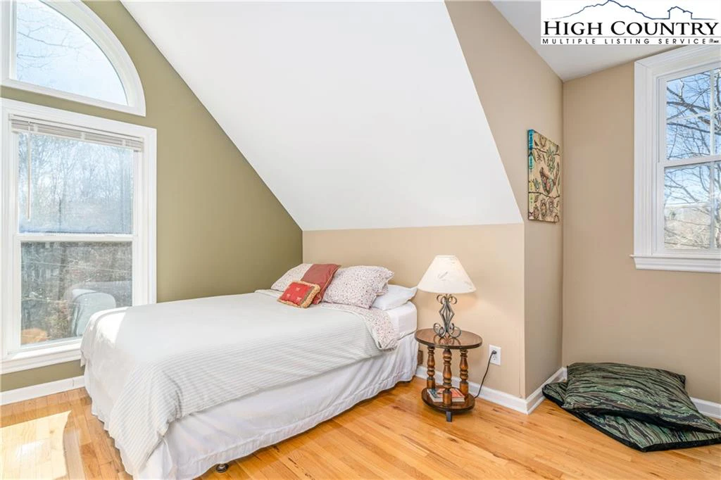 Image number 13 for the current listing