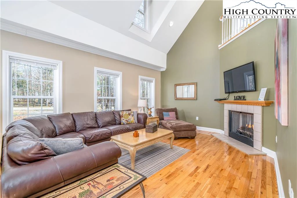 Image number 21 for the current listing