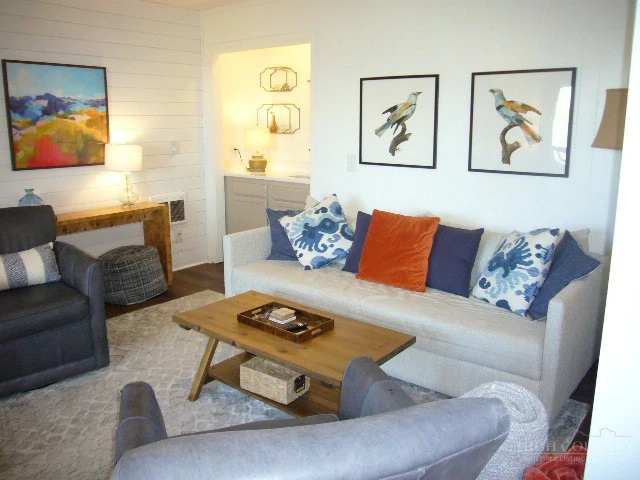 Image number 3 for the current listing