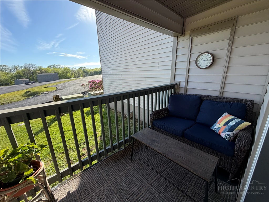 Image number 19 for the current listing