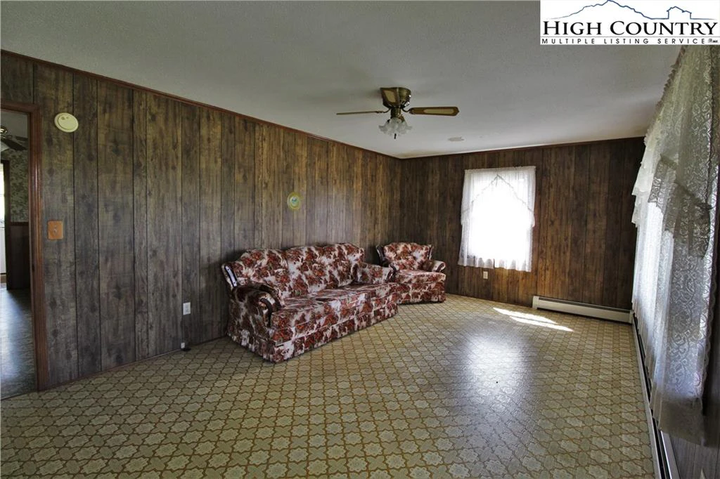 Image number 19 for the current listing
