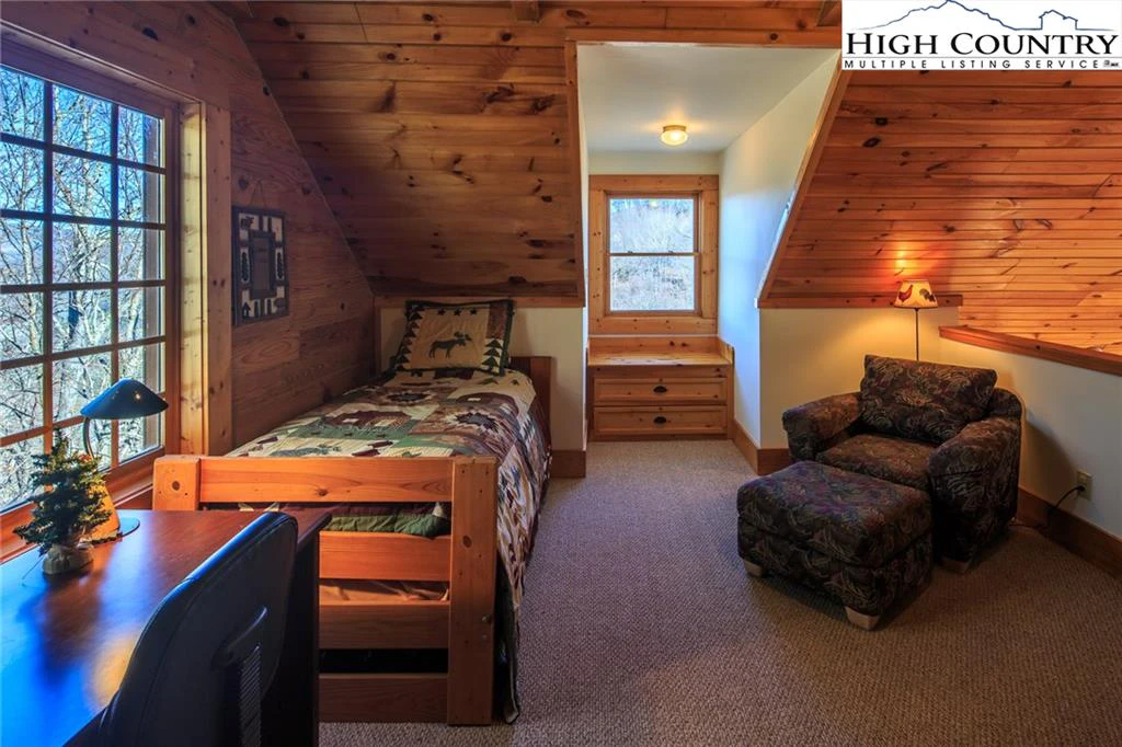 Image number 4 for the current listing