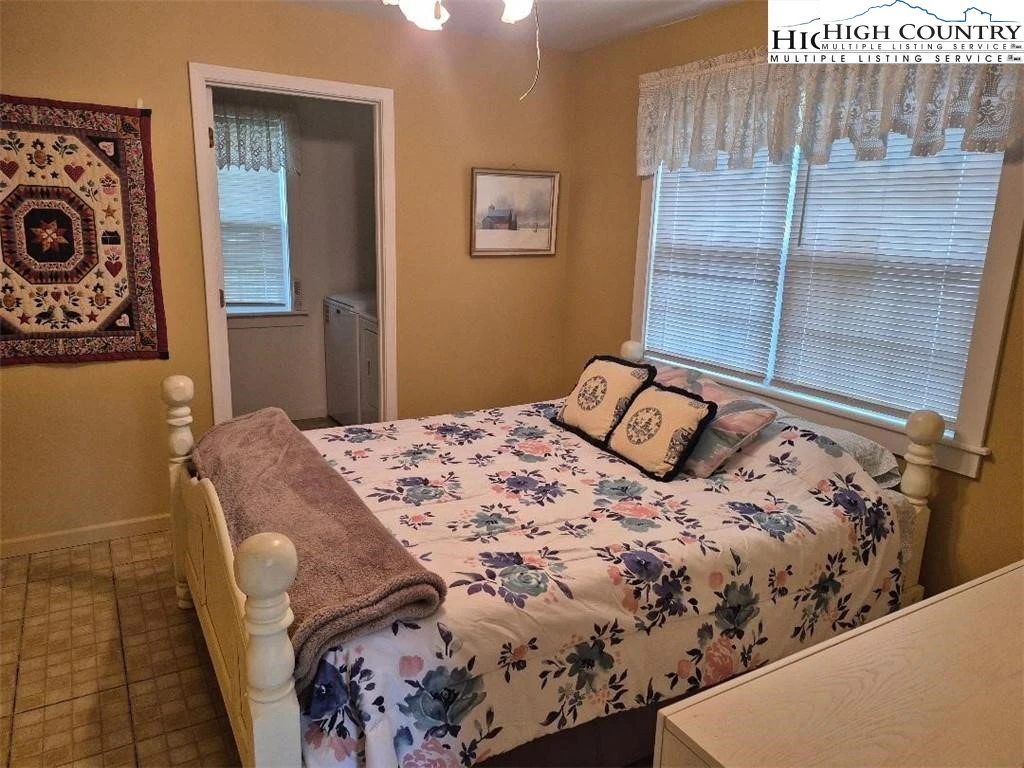 Image number 15 for the current listing