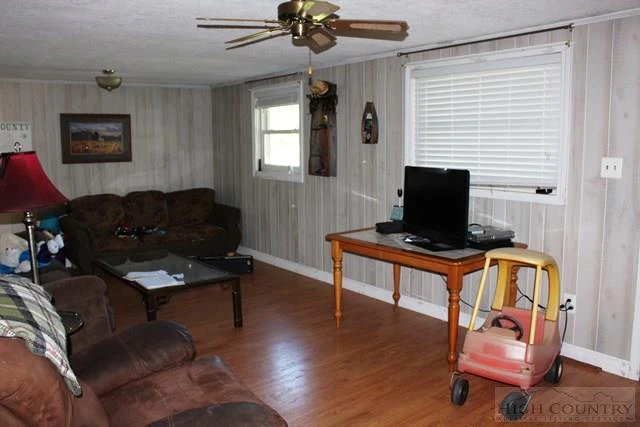 Image number 4 for the current listing